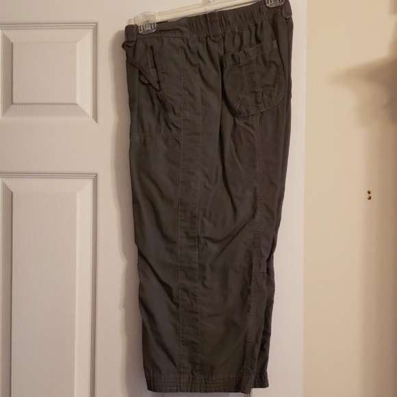 SB Active Shirt and Cargo Capri - Picture 3 of 6